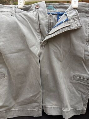 Tommy Bahama Men's Cargo Shorts in Light Gray